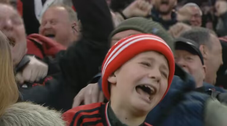 太激动阿马德读秒绝杀利物浦，曼联小球迷喜极而泣