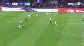 图拉姆与拉赫马尼拼抢中倒地，倒地后遭后者频繁拉拽