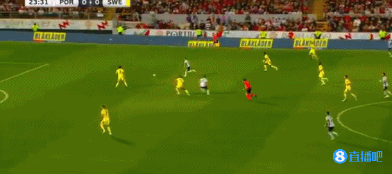 B席带球杀入禁区射门中柱，莱奥补射破门