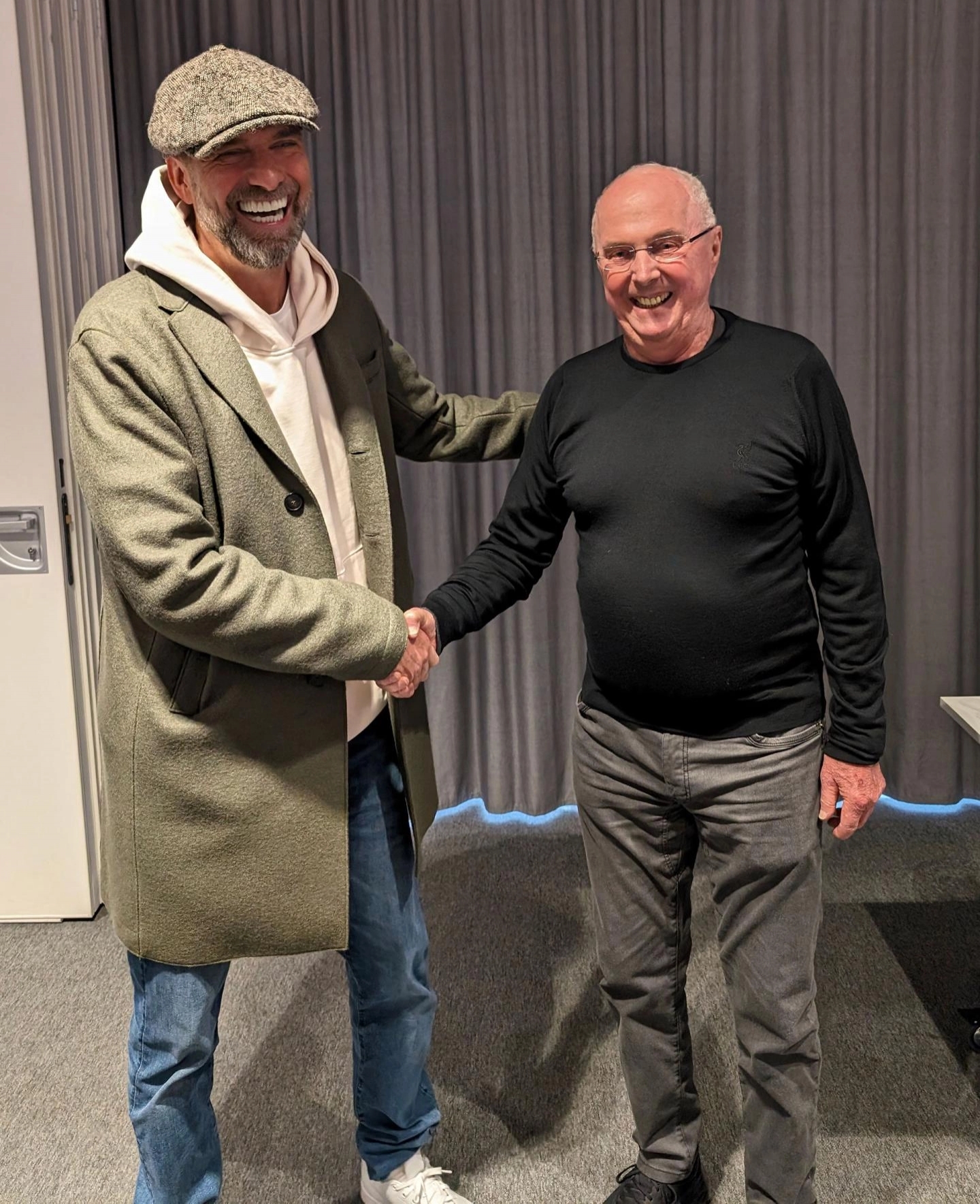 官方：慈善赛前，克洛普到酒店看望利物浦传奇队员及主帅埃里克森