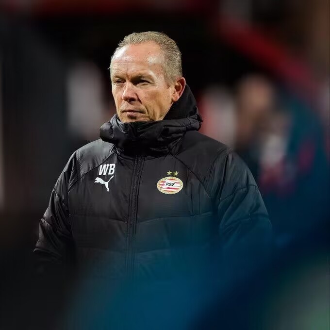 官方：埃因霍温B队主帅博森赛季结束将离任，将寻求新挑战