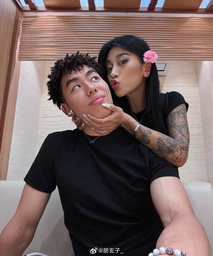 李添荣女友晒二人甜蜜合照：她是你的玫瑰 你让她无可替代