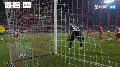 这球没进......C罗传中，加里卜近距离打门击中横梁