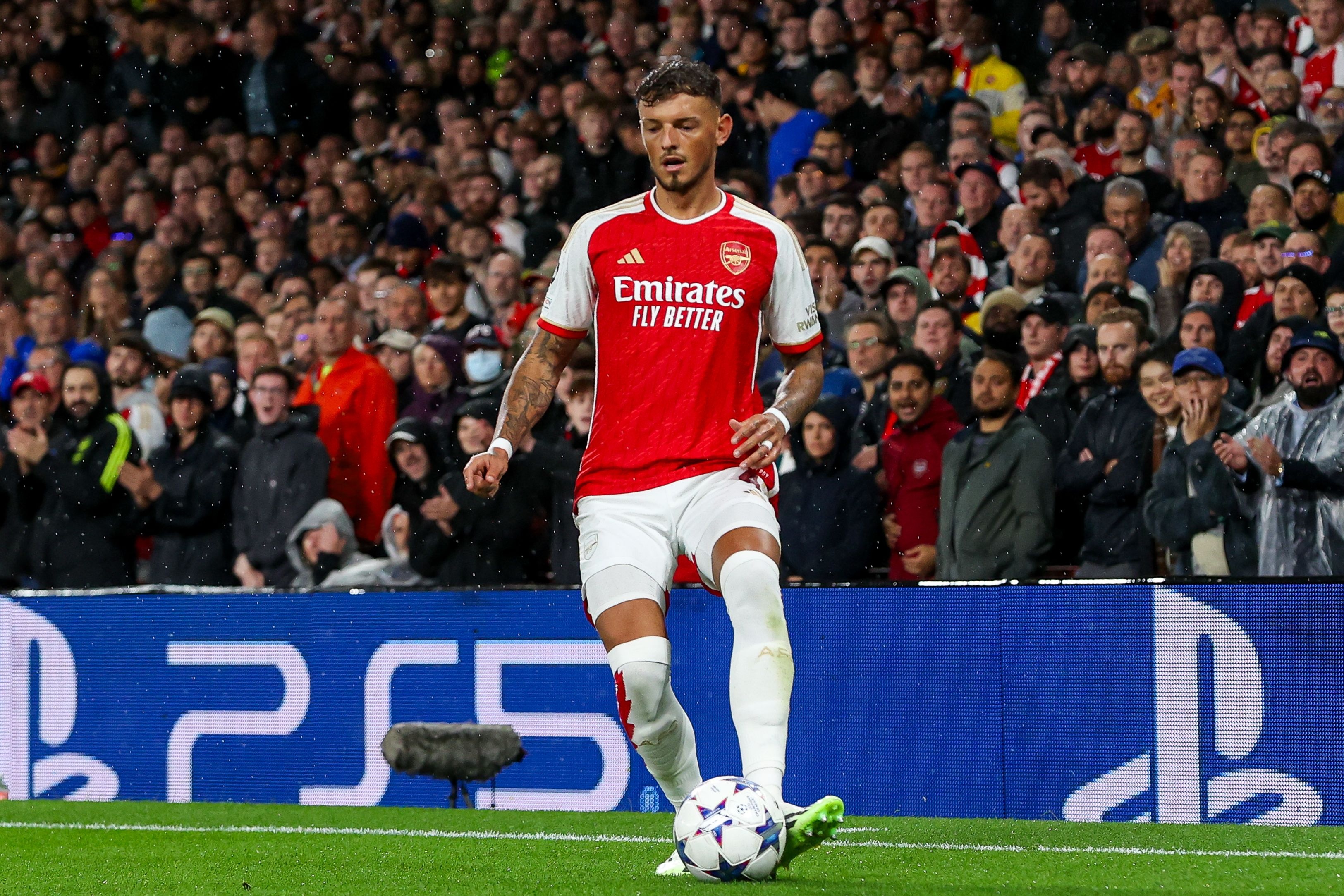 邮报：本-怀特膝盖存在问题但仍坚持踢比赛，今夏需接受详细检查