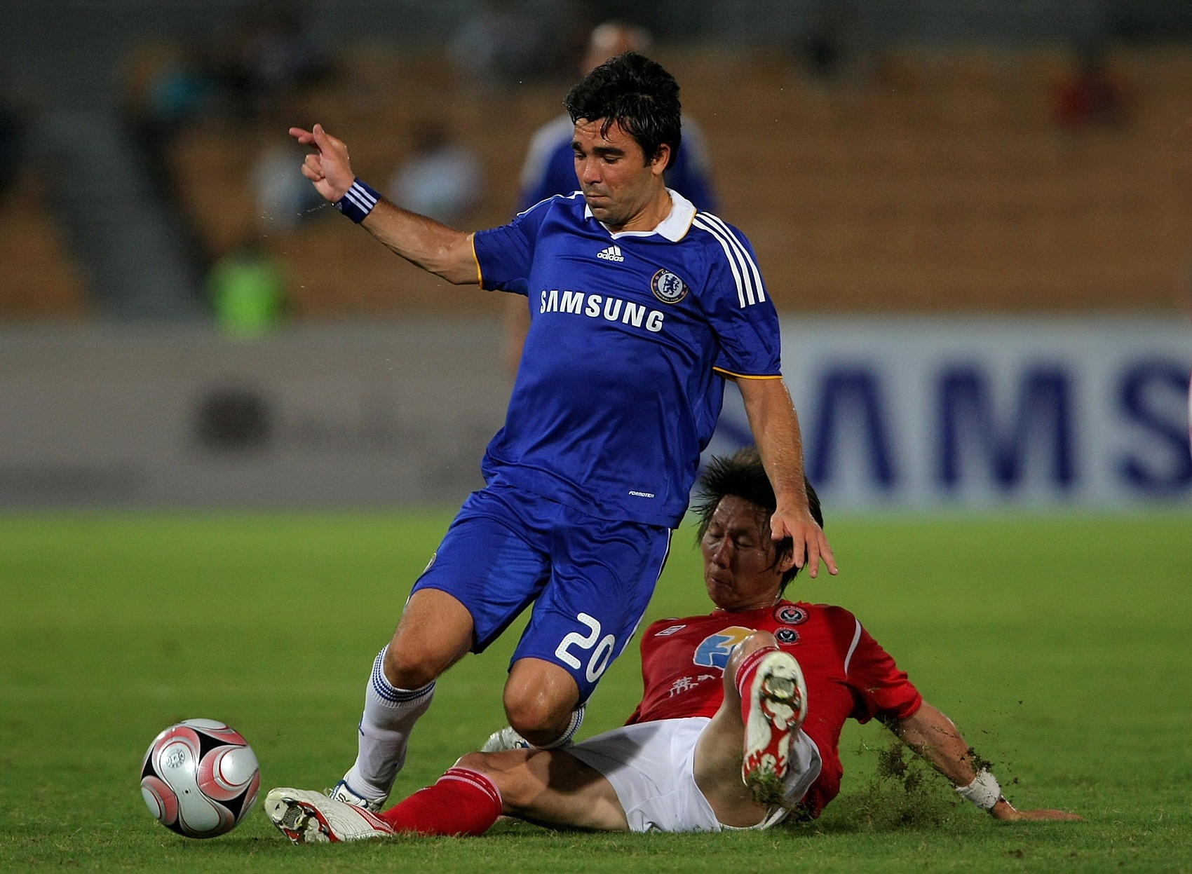 前队友：李铁曾在更衣室骂队友&对方不示弱 李铁就拿起鞋子要去打