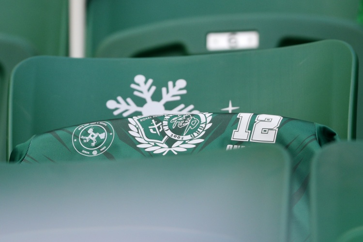 有爱❤️赛前国安在去世球迷杨雪的专属座位上，套上了球衣